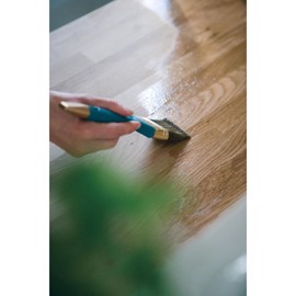 Køkkenbordsolie påføres med pensel, svamp eller klud